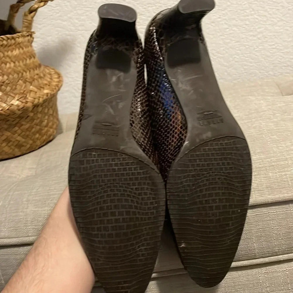 Stuart Weitzman 8.5N snake print leather heels - Picture 10 of 12